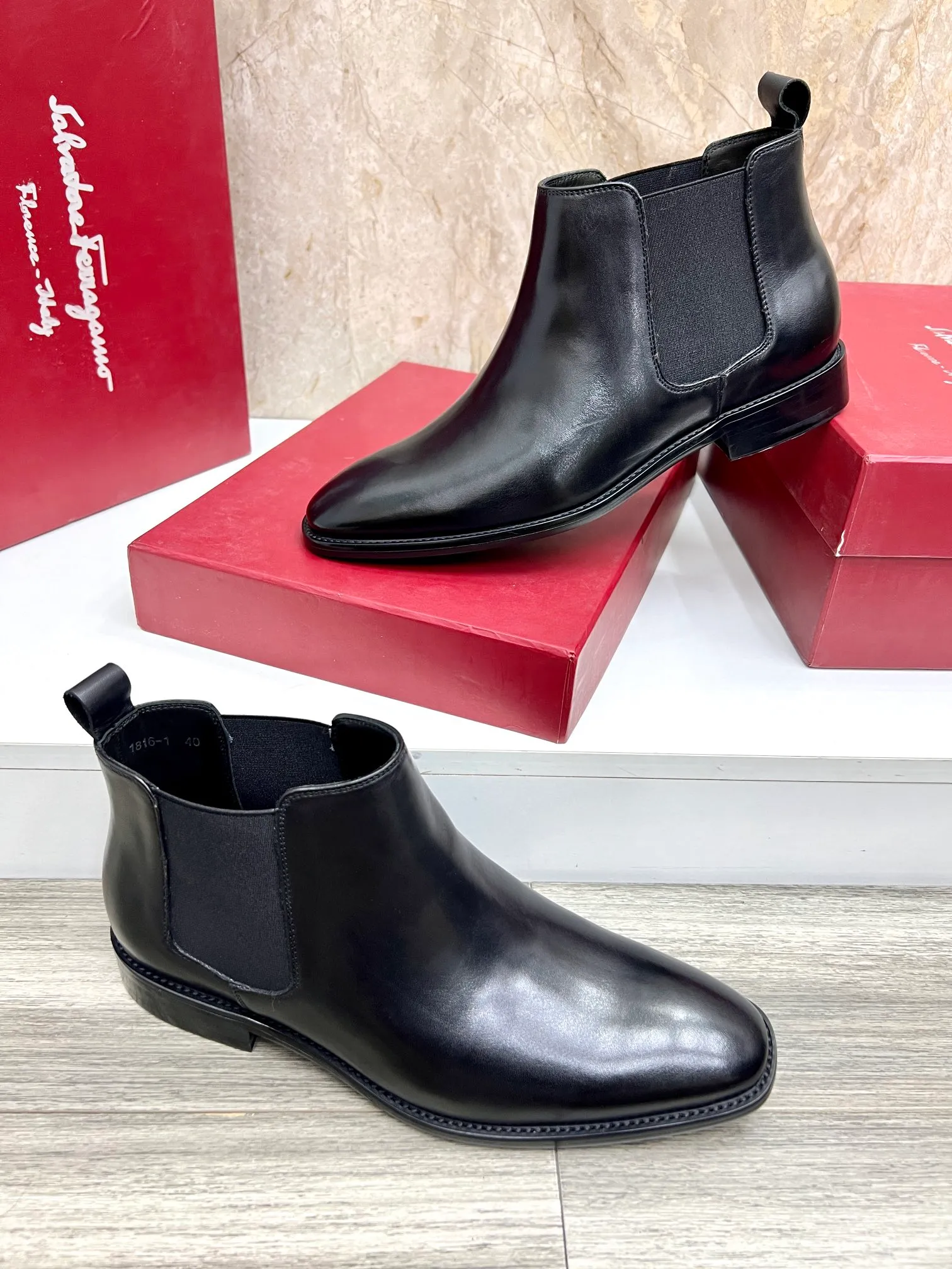 Original order quality: Men's shoes 💰700 Brand: Ferragamo (Ferragamo) One size larger: Men's size 38-44 (45 customized) Grade: Same style as the official website High-end men's shoes Material: Original cowhide, cowhide lining, original outsole Style category: Chelsea men's boots Fashion trend Color: Actual picture